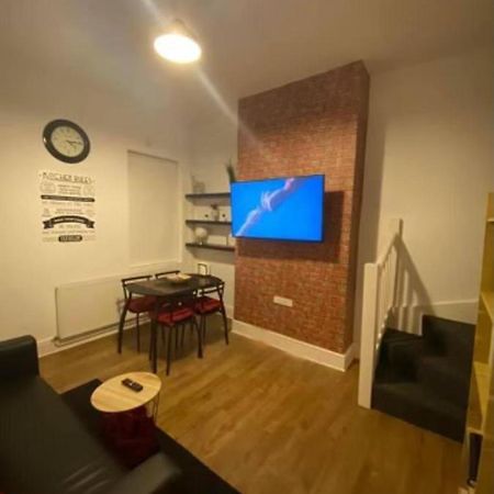 Spacious Four Bedroom Home 3 Bathrooms - Ковънтри Екстериор снимка