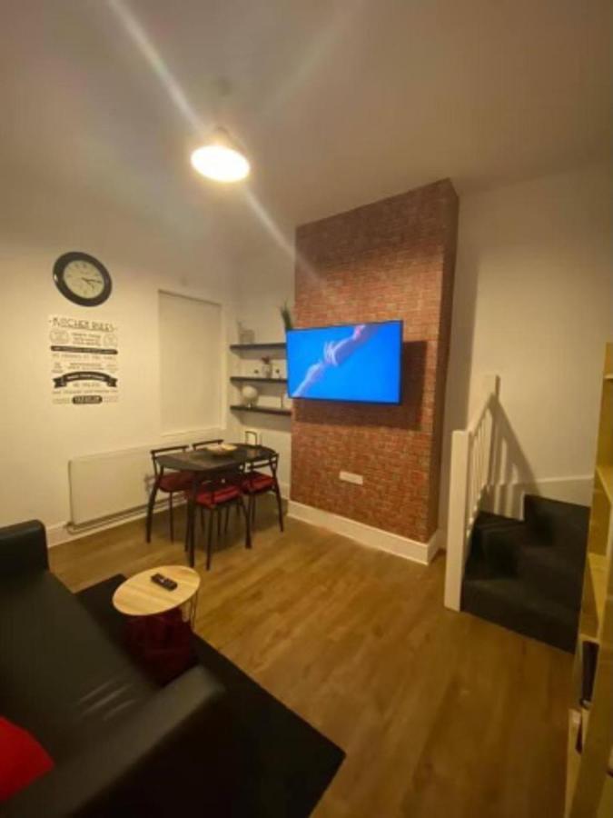 Spacious Four Bedroom Home 3 Bathrooms - Ковънтри Екстериор снимка